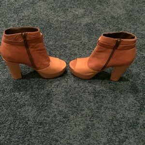 Steve Madden Open Toe 5”Leather Upper/Sole. Light&Dark Cognac in color. Size 9.5